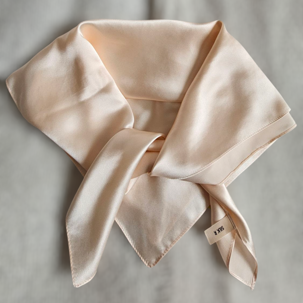 Carré de Soie couleur uni SILK R – Élégance, discrète et confort haut de gamme