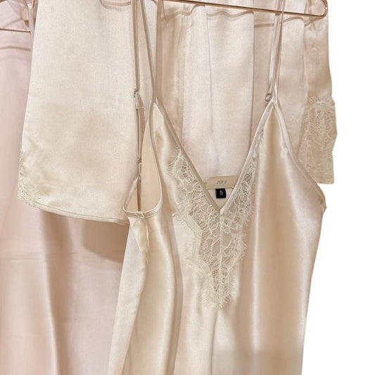 Ensemble pyjama short en soie rose abricot et débardeur dentelle